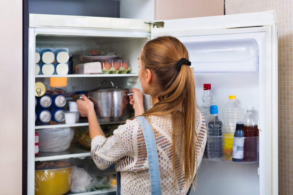 Почему в холодильник нельзя ставить горячее - что будет, если сделать это