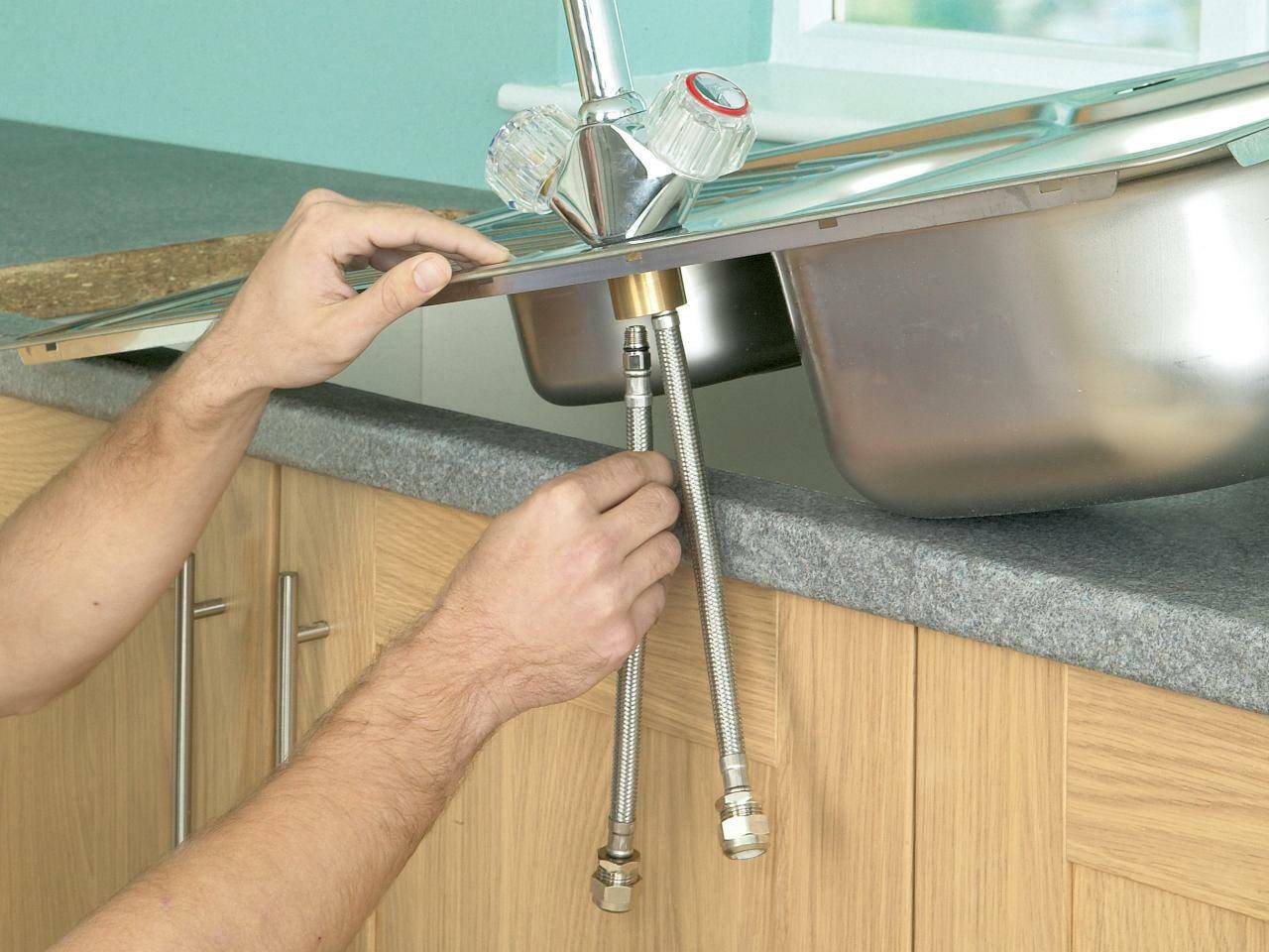 Как установить раковину на кухне: правила монтажа врезных и отдельно-стоящих моделей
