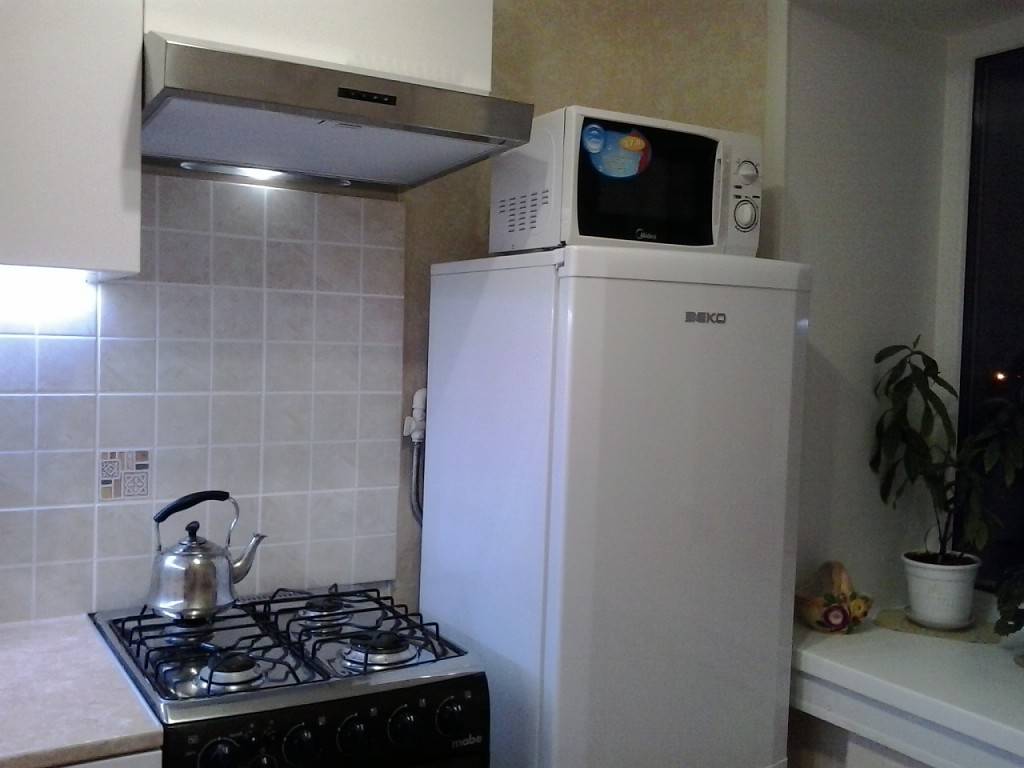 Можно ли ставить холодильник рядом с газовой плитой: на кухне возле электрической, какое минимальное расстояние должно быть между, как защитить, что проложить, перегородка