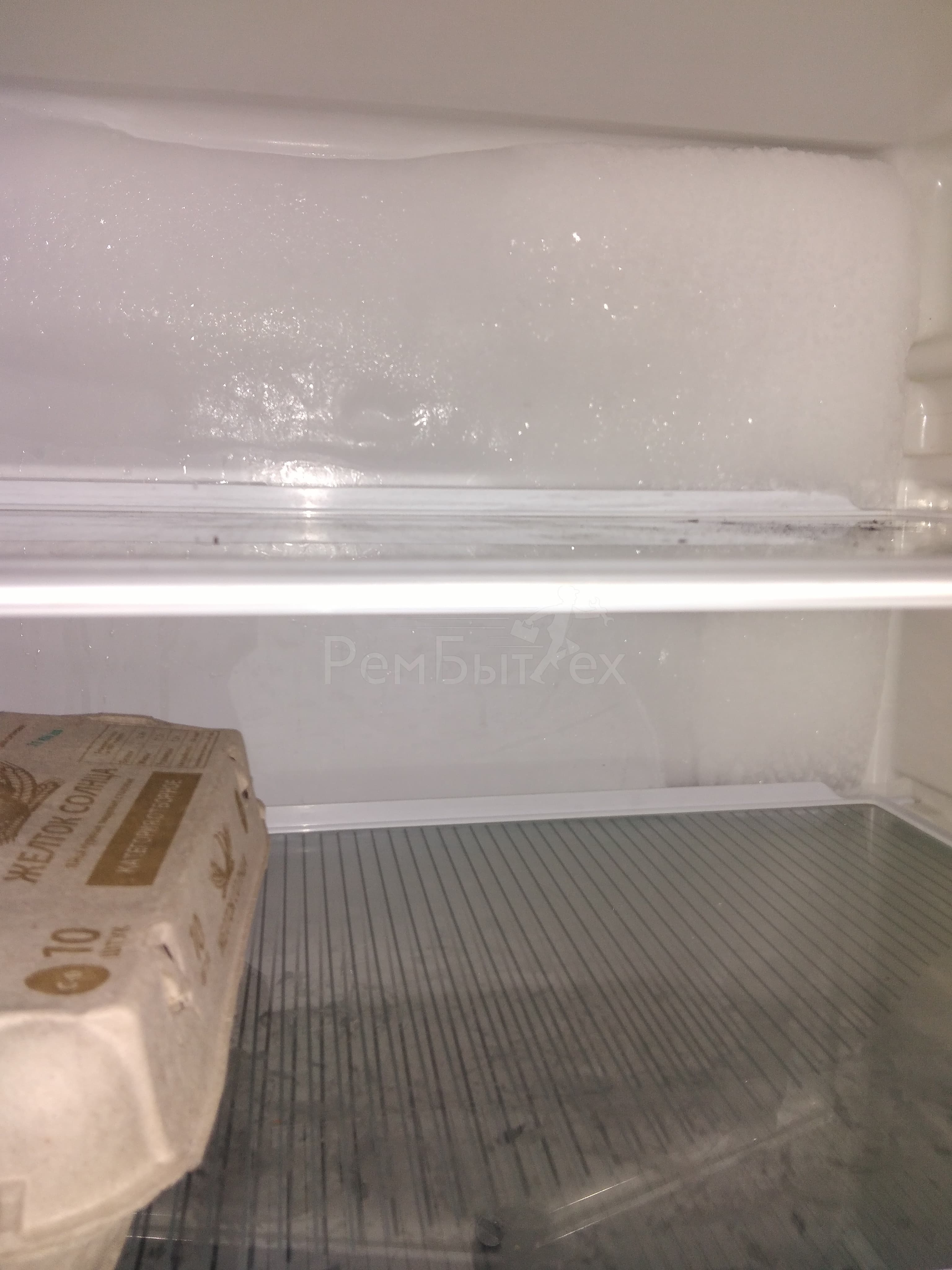 Намерзает лед на стенке холодильника