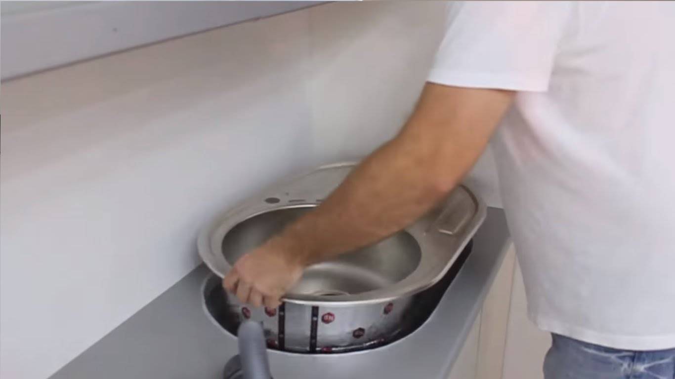 Как установить и закрепить старую накладную мойку на кухне