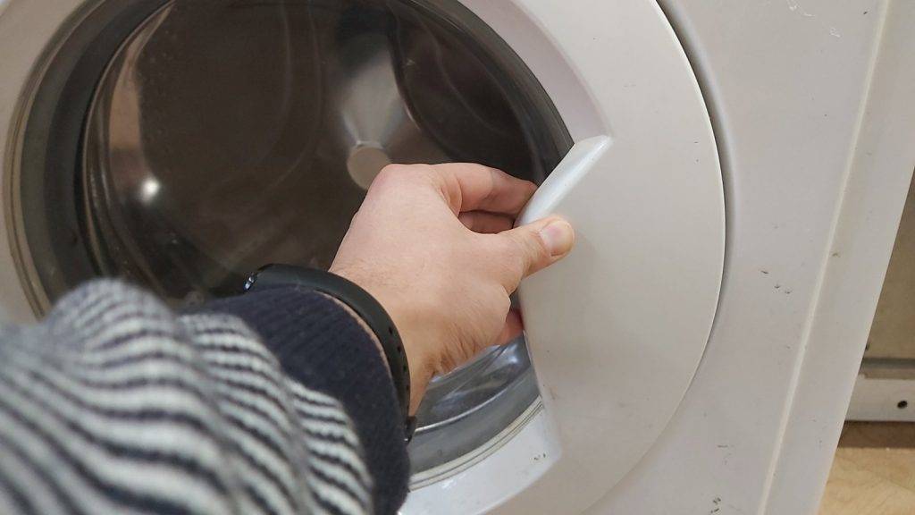 Как открыть стиральную машинку, если дверца заблокировалась?