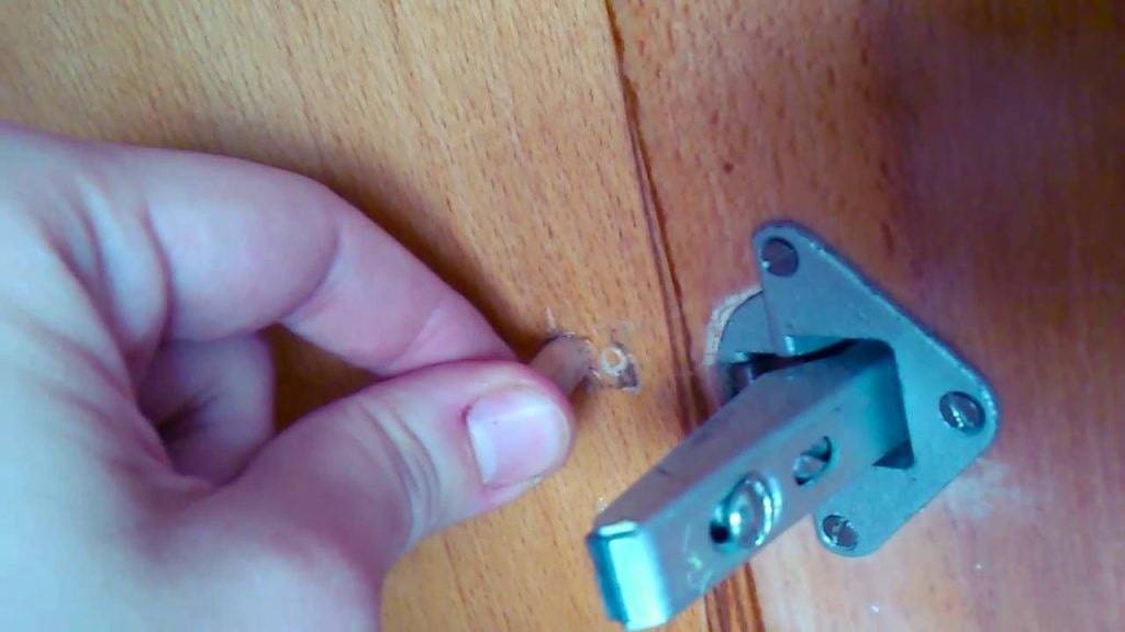 Вырвало петли из дсп (дверь шкафа) — как починить? подробно + видео версия