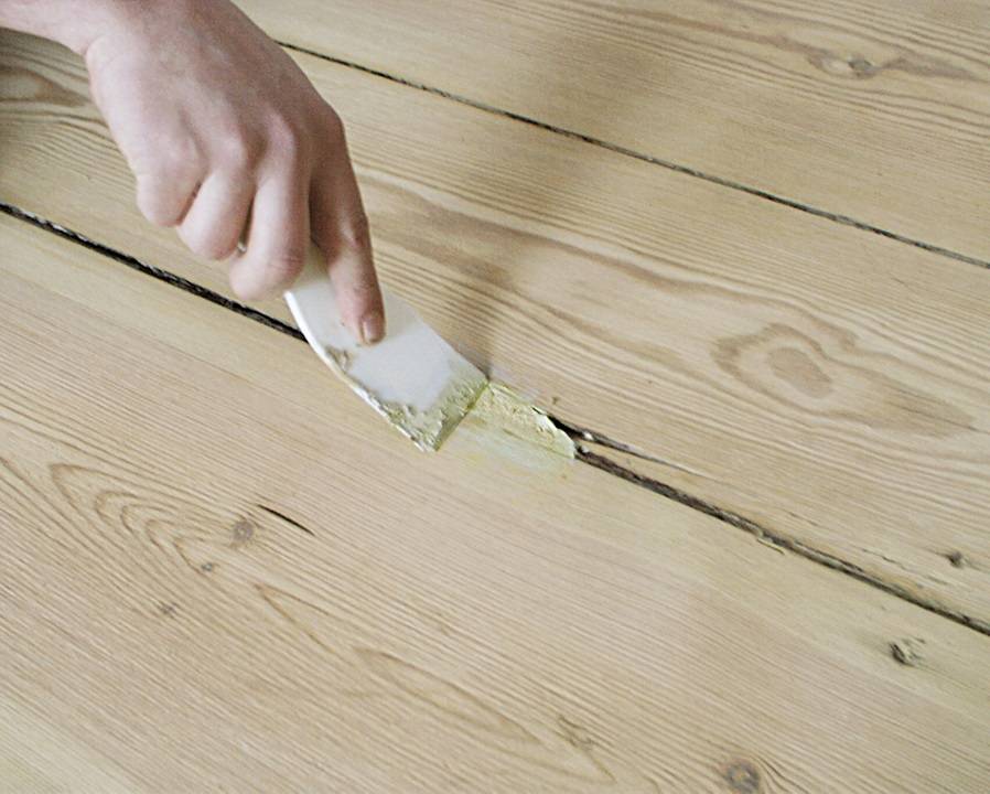 Как заделать щели в полу между досками: 3 лучших способа + инструкции