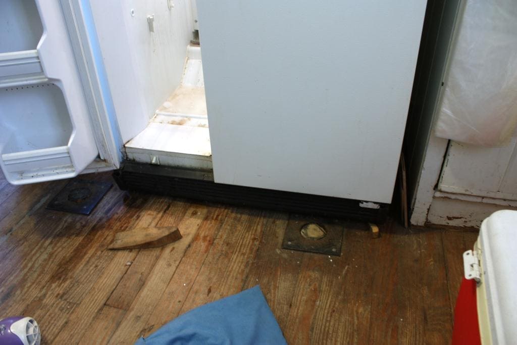 Что делать, если холодильник течет: причины поломки и пути исправления