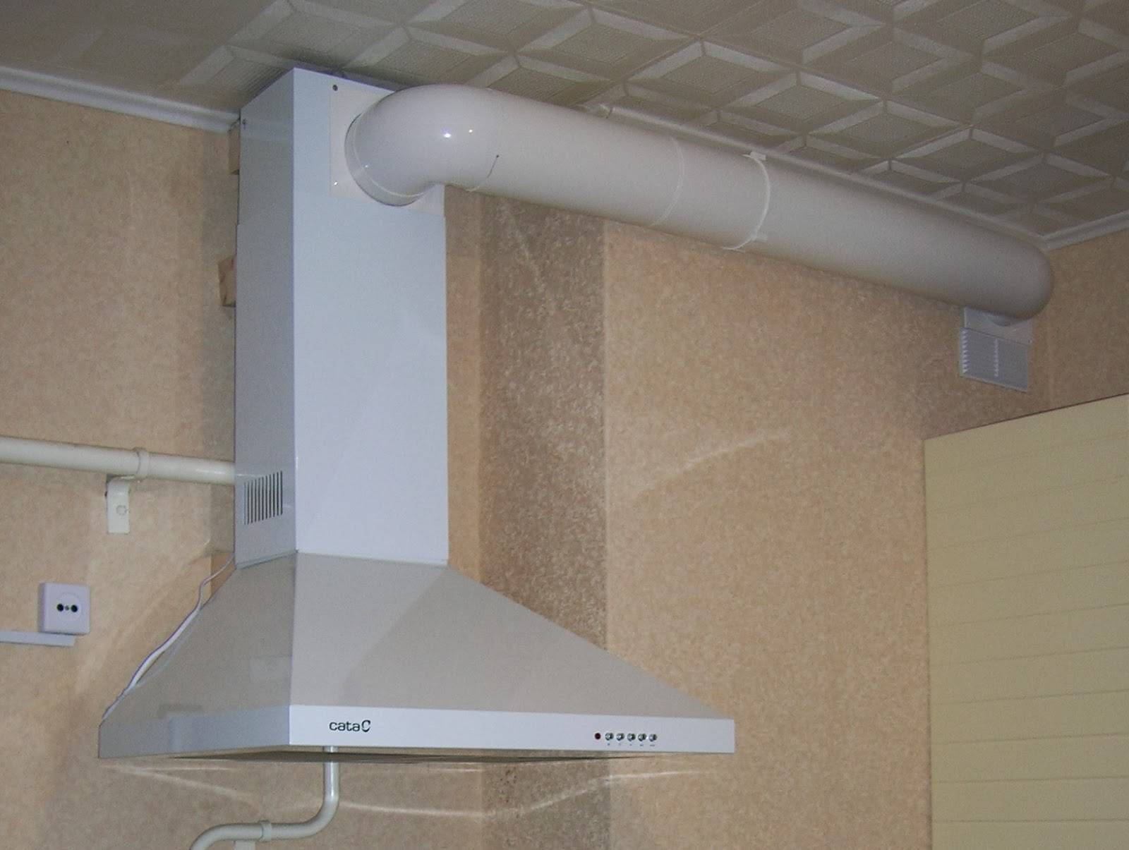 Вентиляционный короб на кухне: как обыграть, дизайн с выступом над кухонным гарнитуром при входе нестандартной кухни
 - 24 фото