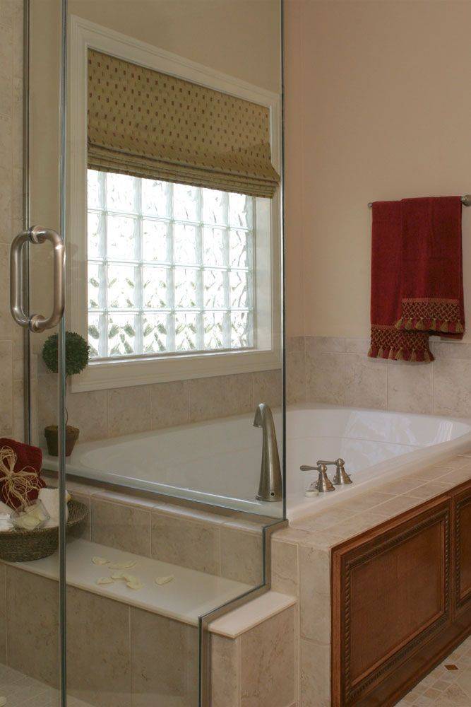 Чем заложить окно между ванной и кухней: 5 способов