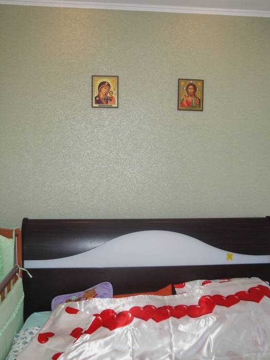 Можно ли ставить иконы в спальне: супружеской, детской, у кровати больного