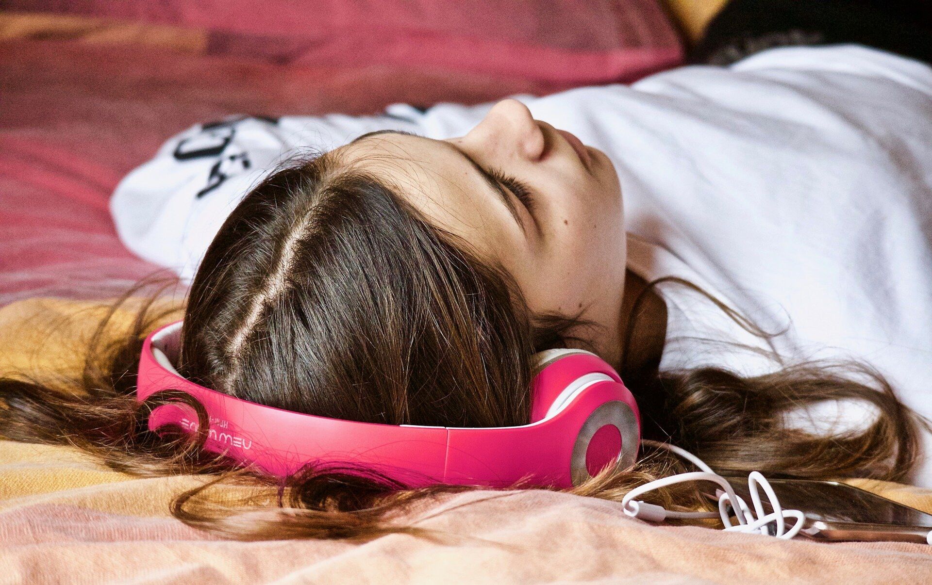 Почему нельзя спать с музыкой в наушниках? - онлайн журнал про рф