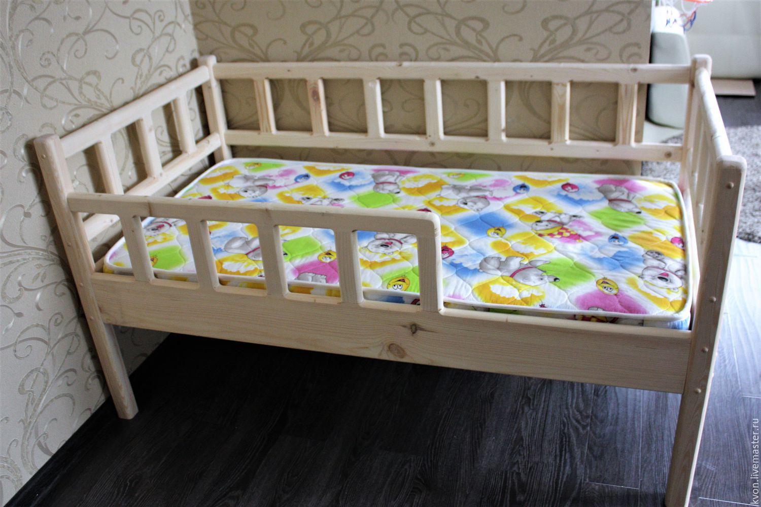 Как и чем покрасить детскую деревянную кроватку