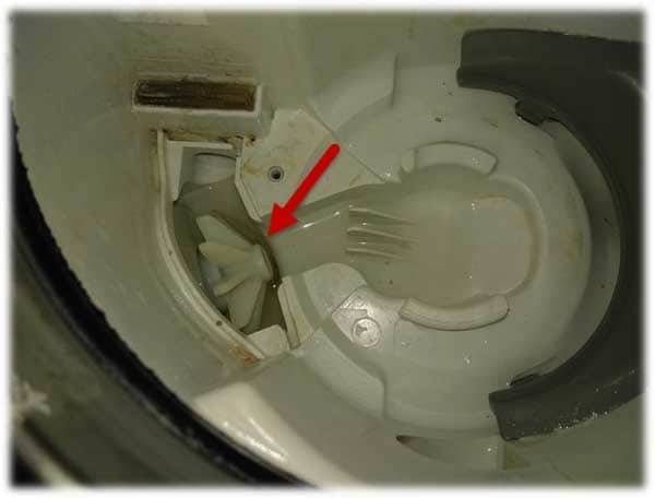 Что делать, если посудомоечная машина не сливает воду и стоит: освещаем по порядку