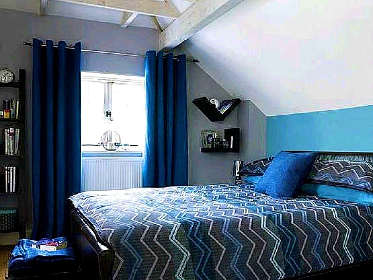 Синие шторы в интерьере гостиной, спальни - 35 фото