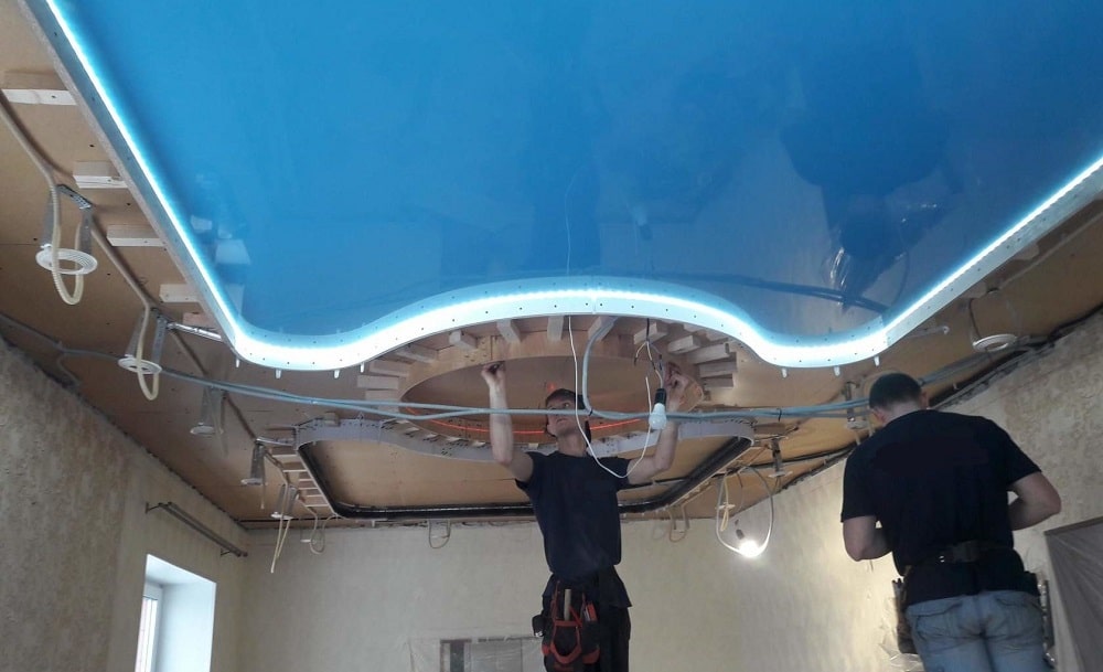 Двухуровневые натяжные потолки с подсветкой: монтаж своими руками