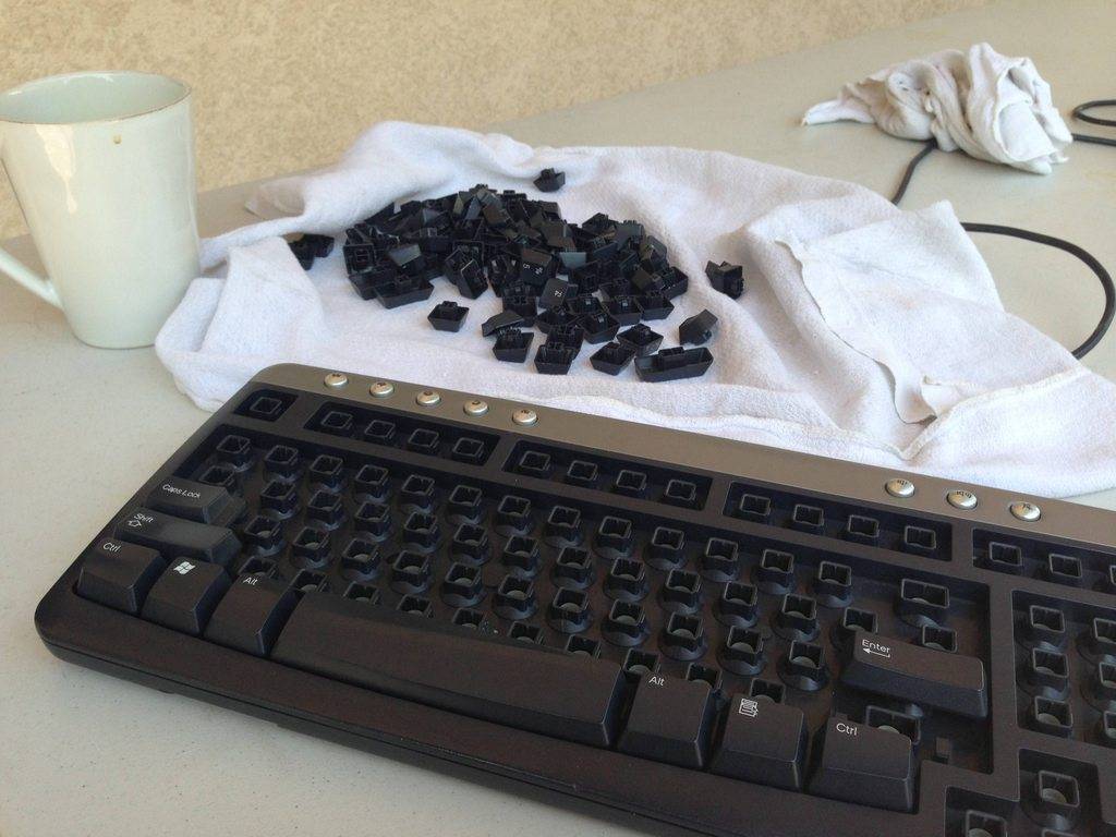 Как почистить клавиатуру ноутбука от пыли в домашних условиях?