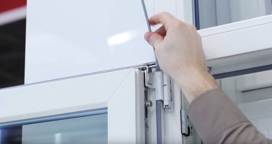 Как снять ручку на пластиковой двери (видео)