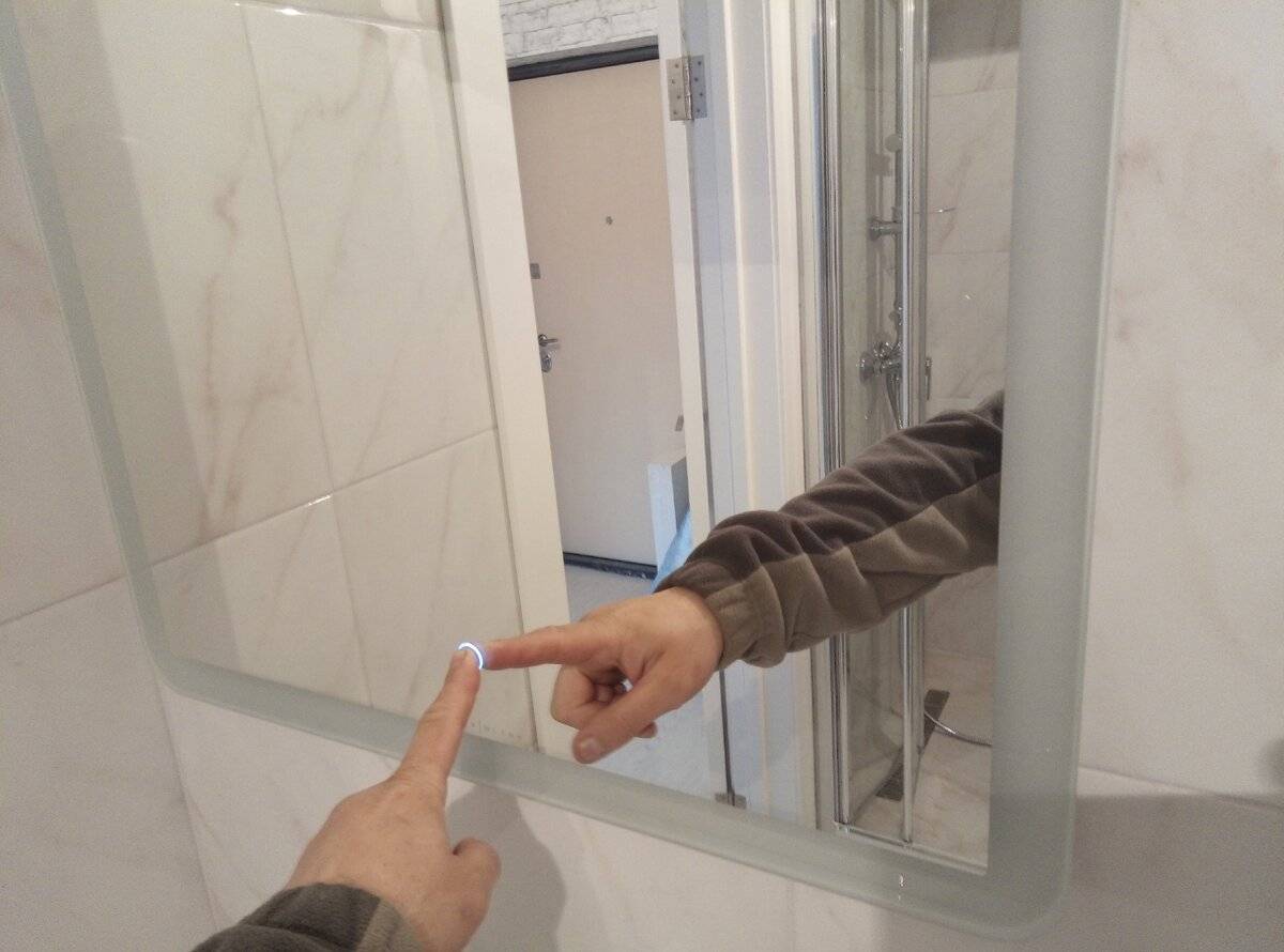 Вешаем зеркало в ванной