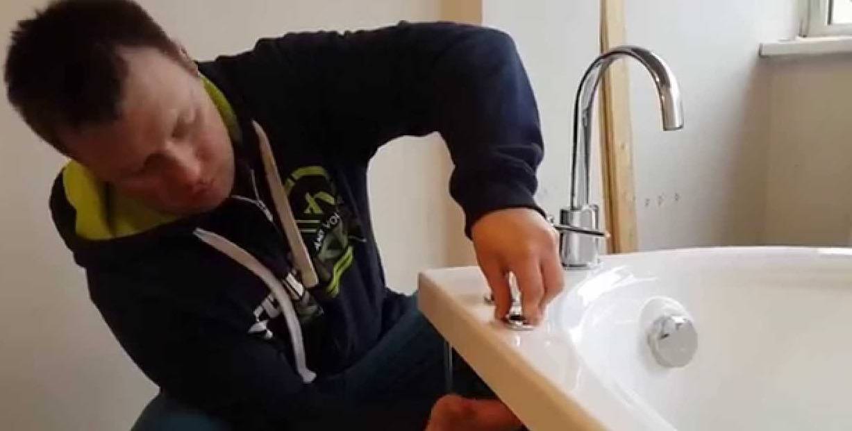 Установка смесителя на акриловую ванну своими руками (монтаж на борт): пошаговая инструкция, видео