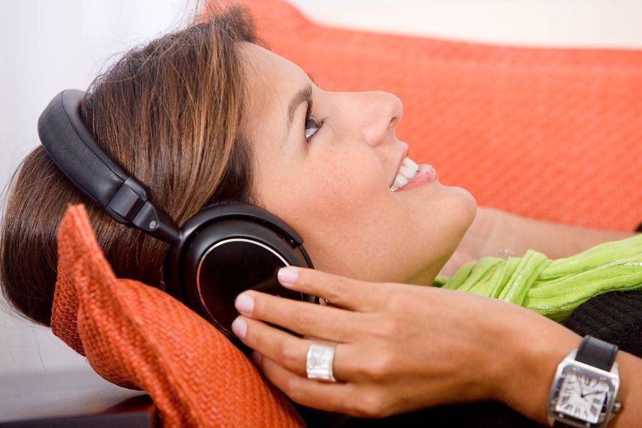 Засыпать под музыку эффективно, но делать это нужно правильно