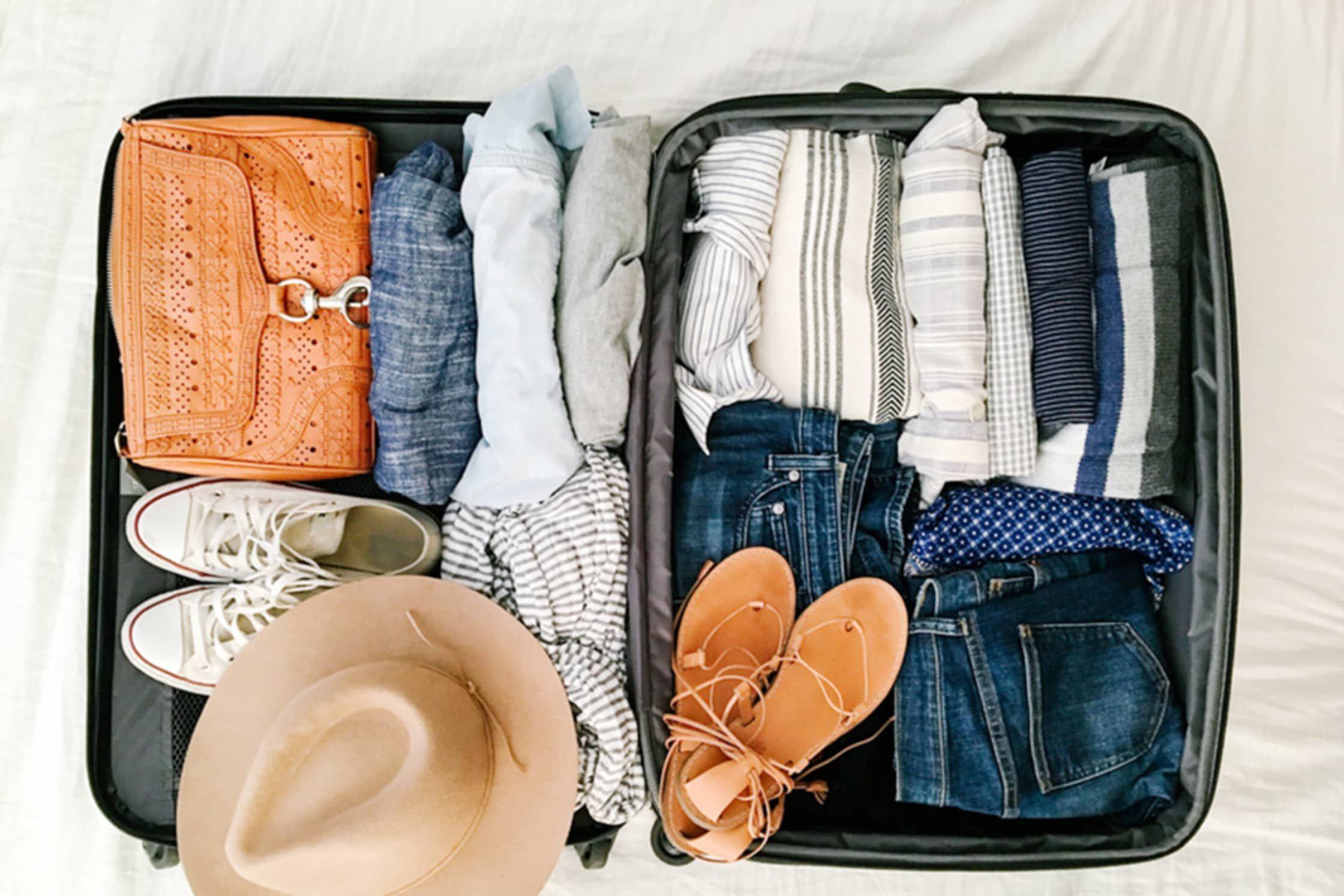 Нужные вещи летом. Вещи в путешествие. Нужные вещи для путешествий. Вещи в отпуск. Набор вещей для путешествий.