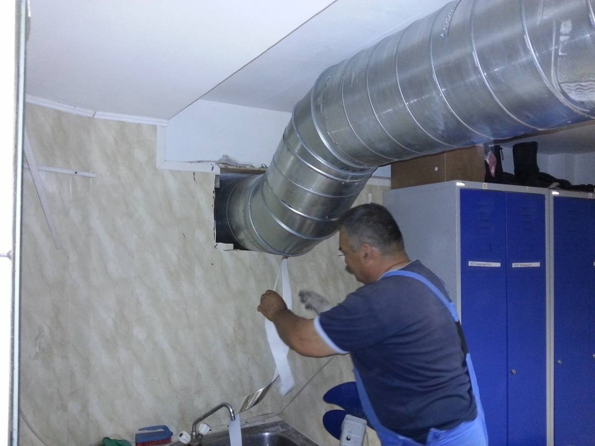 Восстановление вентиляции и ее короба на кухне в квартире