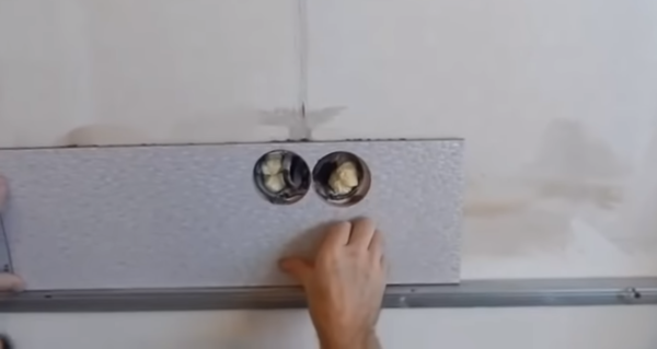 Укладка плитки на кухне на стену: как правильно класть фартук из керамической плитки своими руками, как правильно наклеить на стены у потолка, с чего начать