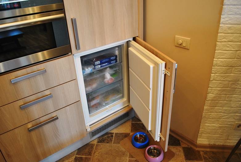 Как встроить обычный холодильник в кухню самостоятельно