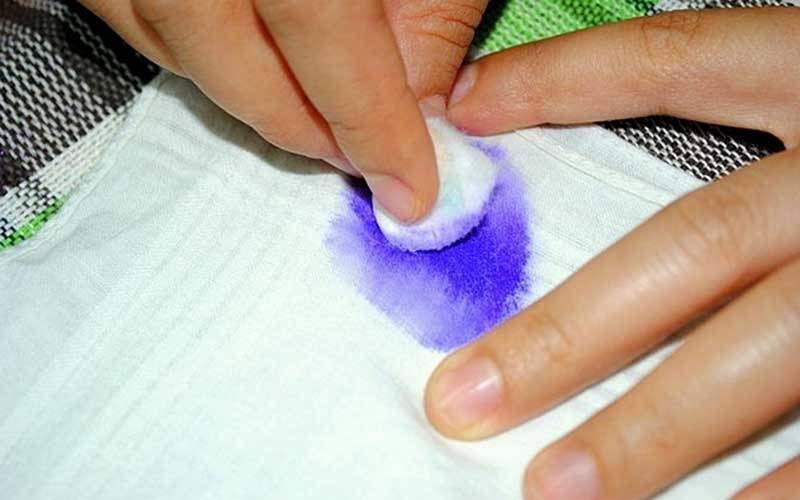 Как вывести пятно от шариковой ручки с одежды в домашних условиях