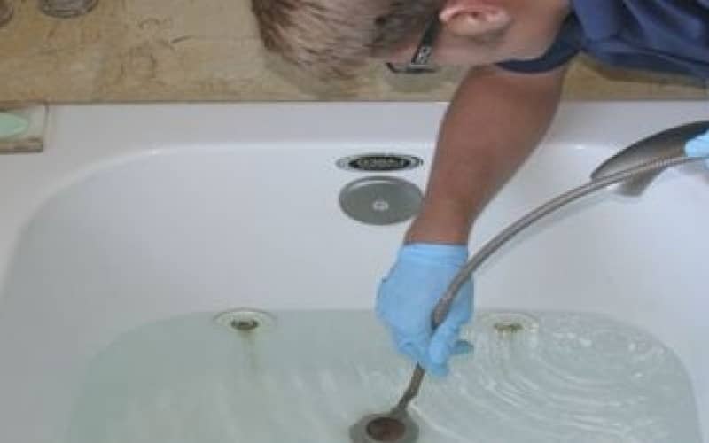 Как прочистить засор в ванной: в домашних условиях, без вантуза, подручными средствами