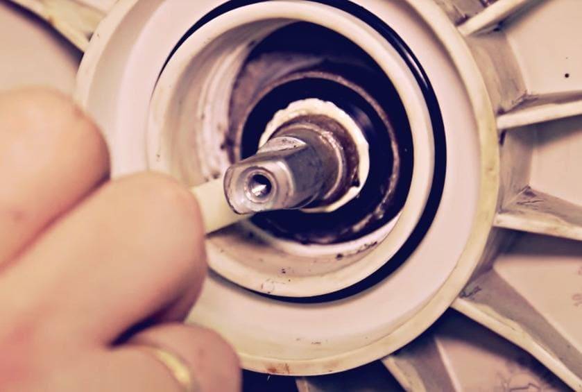 Смазка и ремонт стиральной машины своими руками: от амортизаторов до подшипника