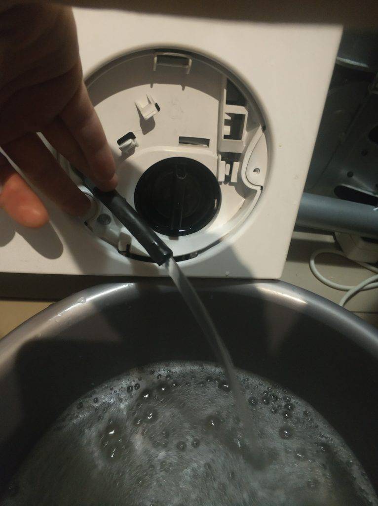 Как слить воду из стиральной машины: способы и причины слива воды