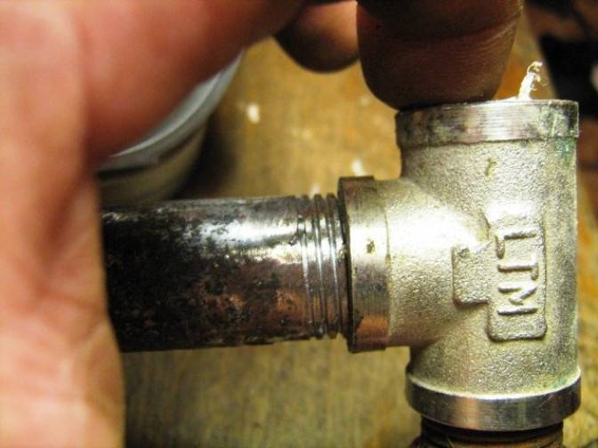 Нарезать резьбу на водопроводной трубе своими руками: нарезка, уплотнение и применяемое оборудование