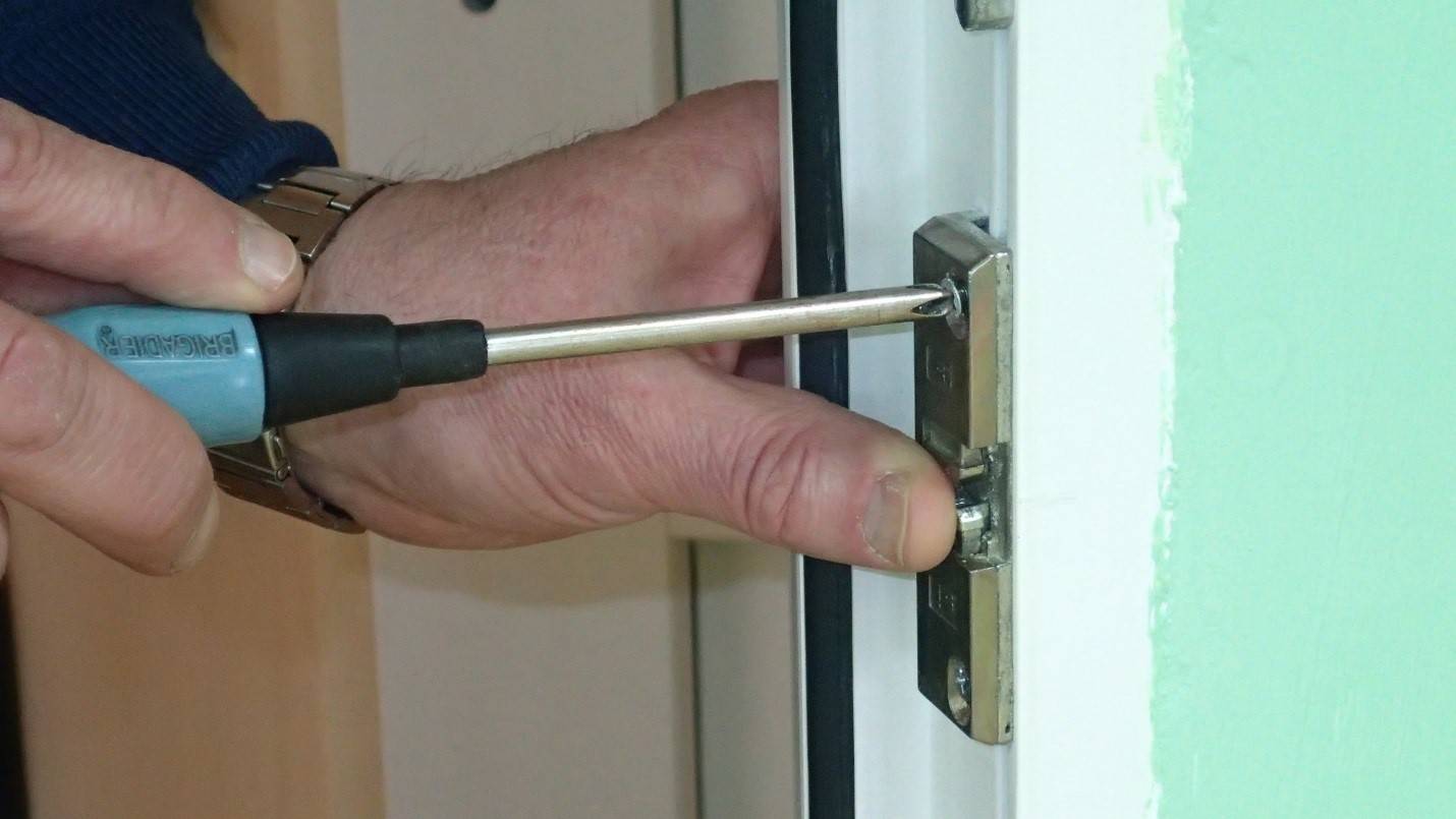 Как прикрутить ручку к пластиковой двери - lockservice.pro