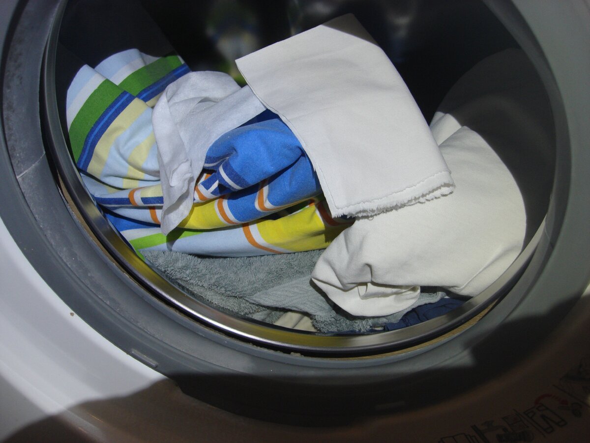 Зачем при стирке класть влажную салфетку в стиральную машину