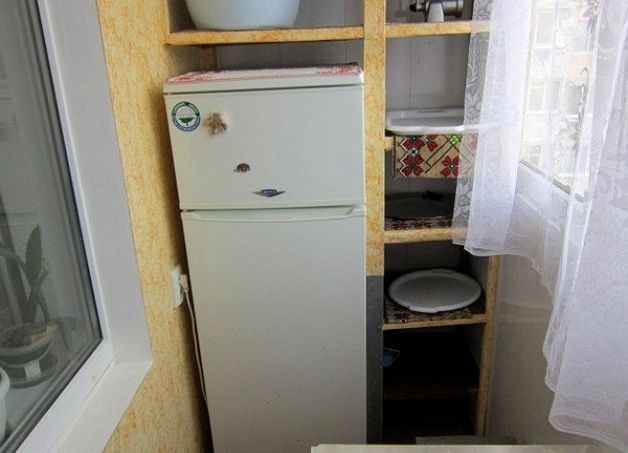 Холодильник на балконе: можно ли? плюсы и минусы