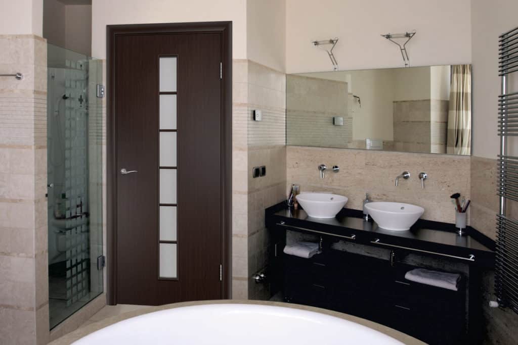 Выбор и установка недорогих дверей в ванную комнату и туалет