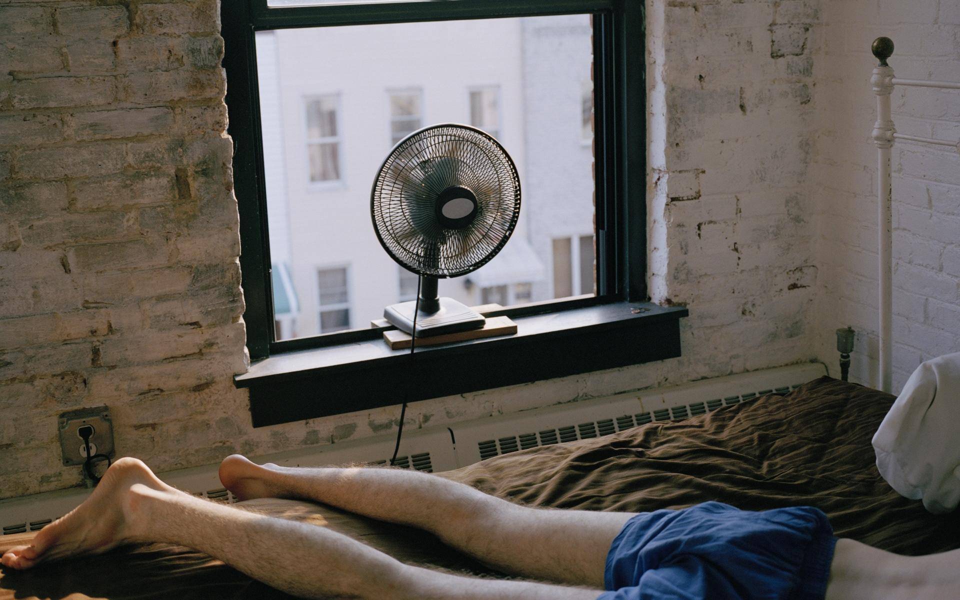 Можно ли в жару спать под вентилятором: мой опыт и последствия сна в комнате со включенным прибором, как поступить, чтобы не продуло