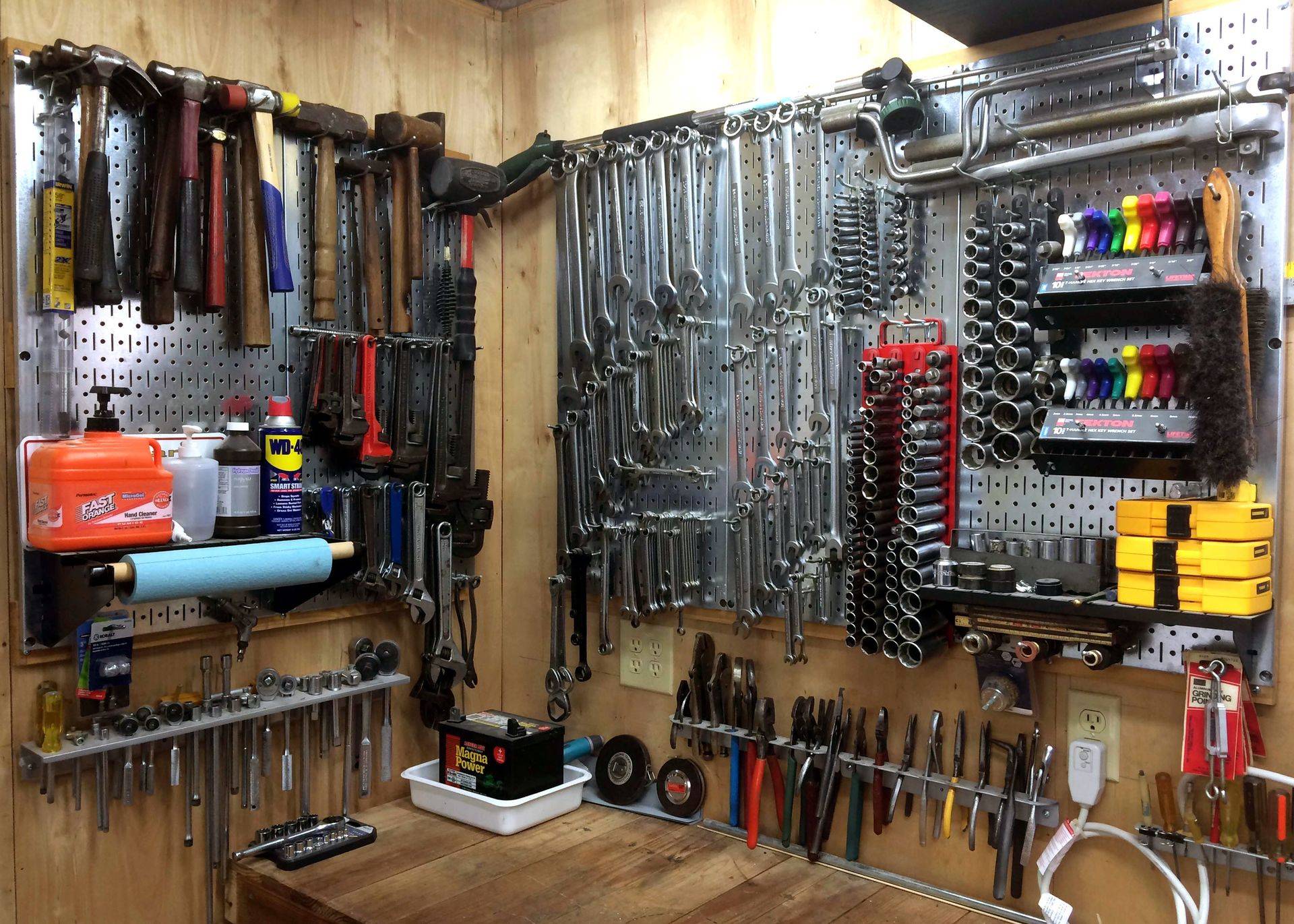 Инструменты в гараже на стене