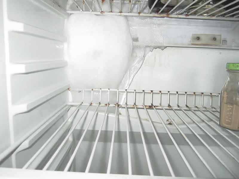 Лёд на задней стенке холодильника
