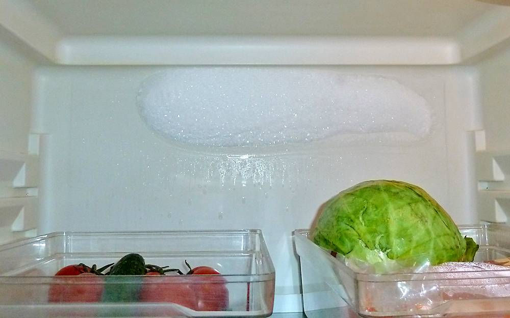 Намерзает лед на задней стенке холодильника: причины, способы устранения