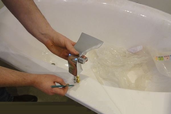 Установка врезного смесителя на ванну своими руками