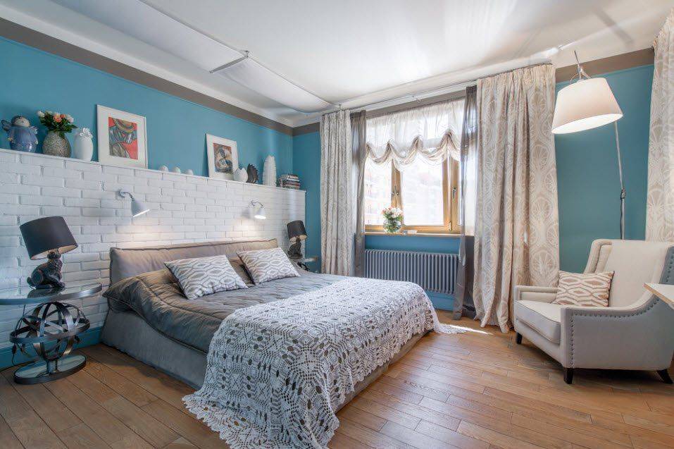 Голубые обои в спальне в интерьере, дизайн спальни в голубых тонах с белой мебелью