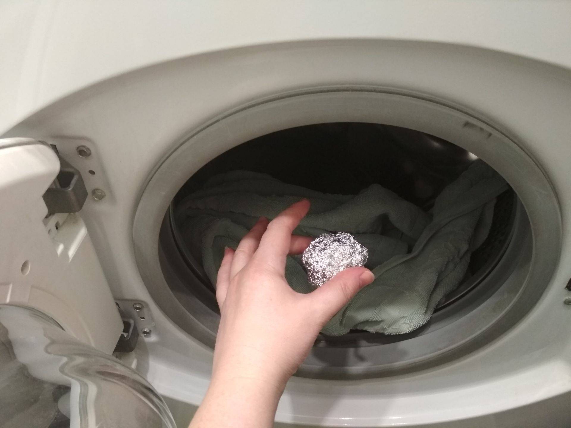 Для чего нужны шарики из фольги в стиральной машине?