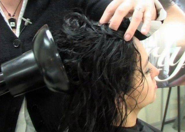 Как высушить феном волосы из волнистых прямыми