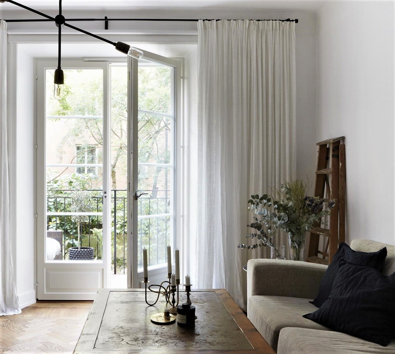 Шторы в скандинавском стиле - универсальное решение дизайна окна