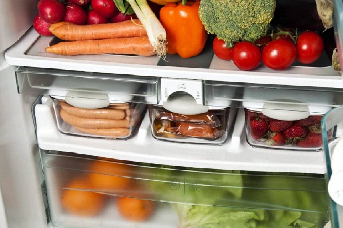 Холодильник полный фруктов и овощей