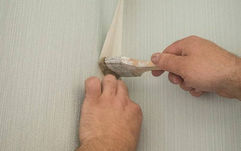 Отклеиваются обои: почему от стены или на потолке отошли виниловые, флизелиновые или бумажные покрытия, что делать, как исправить швы стыков и углы, которые отстали?