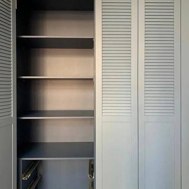 Жалюзийные дверцы для шкафчиков: особенности раздвижных конструкций, виды и размеры, ассортиментный выбор