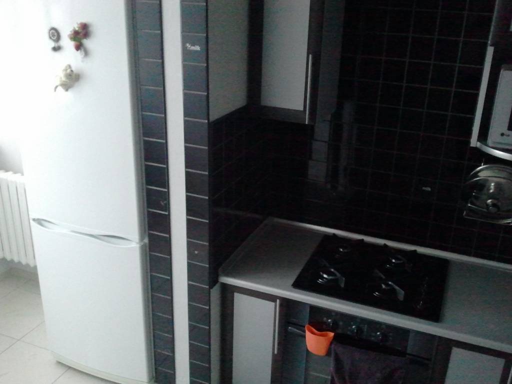 Холодильник и газовая плита на кухне: минимальное расстояние между техникой и советы по размещению