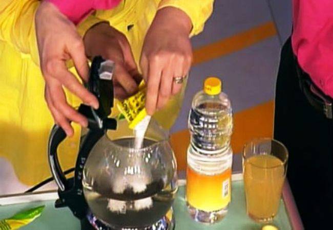 Как очистить чайник от накипи лимонной кислотой: пропорции и правила чистки