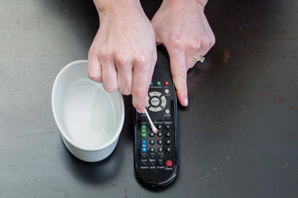 Как правильно чистить пульт от телевизора